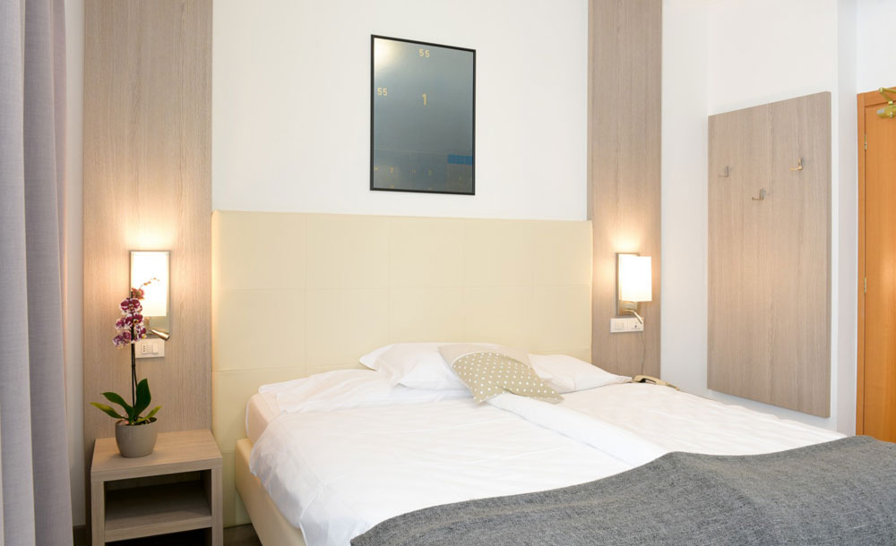 3 Sterne Hotel Venezia - Riva del Garda - Garda Trentino - Trentino - Vierbettzimmer Deluxe (Ideal für 4 Personen)